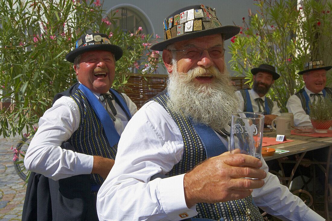 Schweizer Trachtengruppe in Gartenwirtschaft in Wolfach, Kinzigtal, Südlicher Schwarzwald, Schwarzwald, Baden-Württemberg, Deutschland, Europa