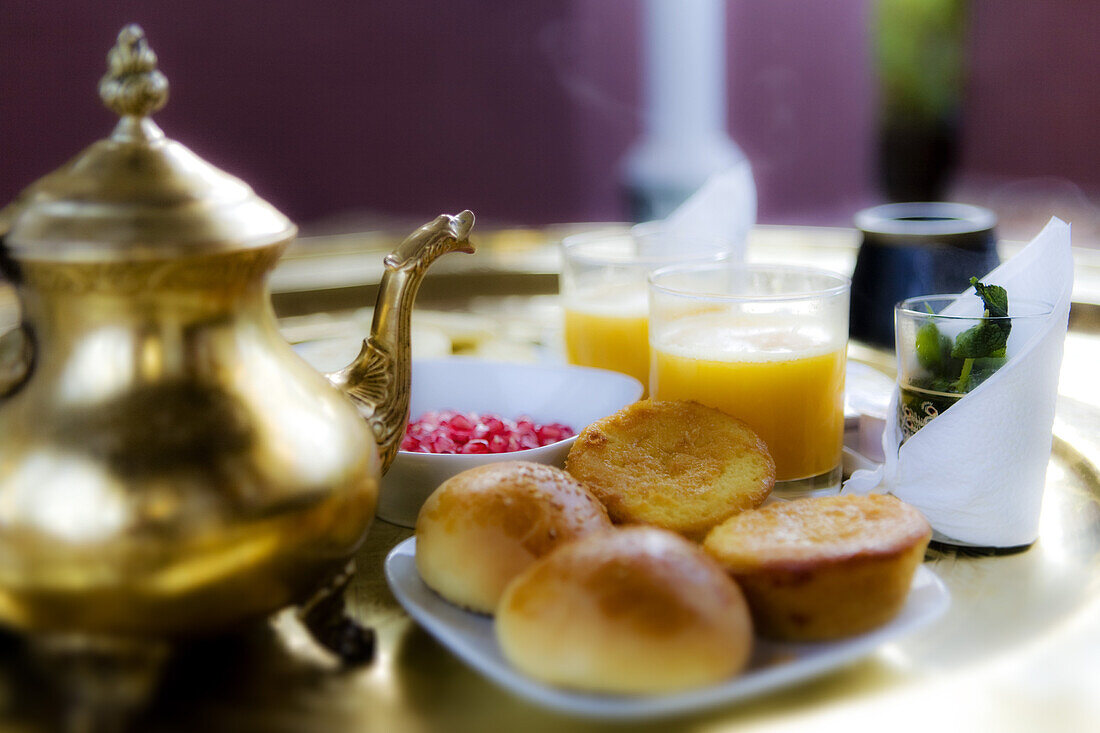 Marokkanisches Frühstück mit Pfefferminz Tee und Orangensaft, Marrakesch, Marokko, Afrika
