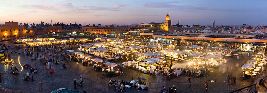 Panorama von Jemaa El Fna, der zentrale Marktplatz in Marrakesch, Marokko, Afrika