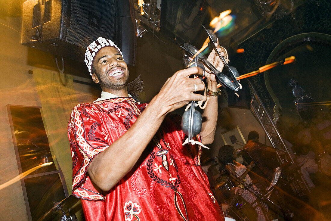Musiker unterhält Gäste, Club Jad Mahal, Marrakesch, Marokko, Afrika