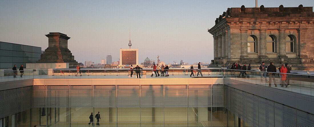 Blick vom Dach des Reichstags, Regierungsviertel, Berlin, Deutschland