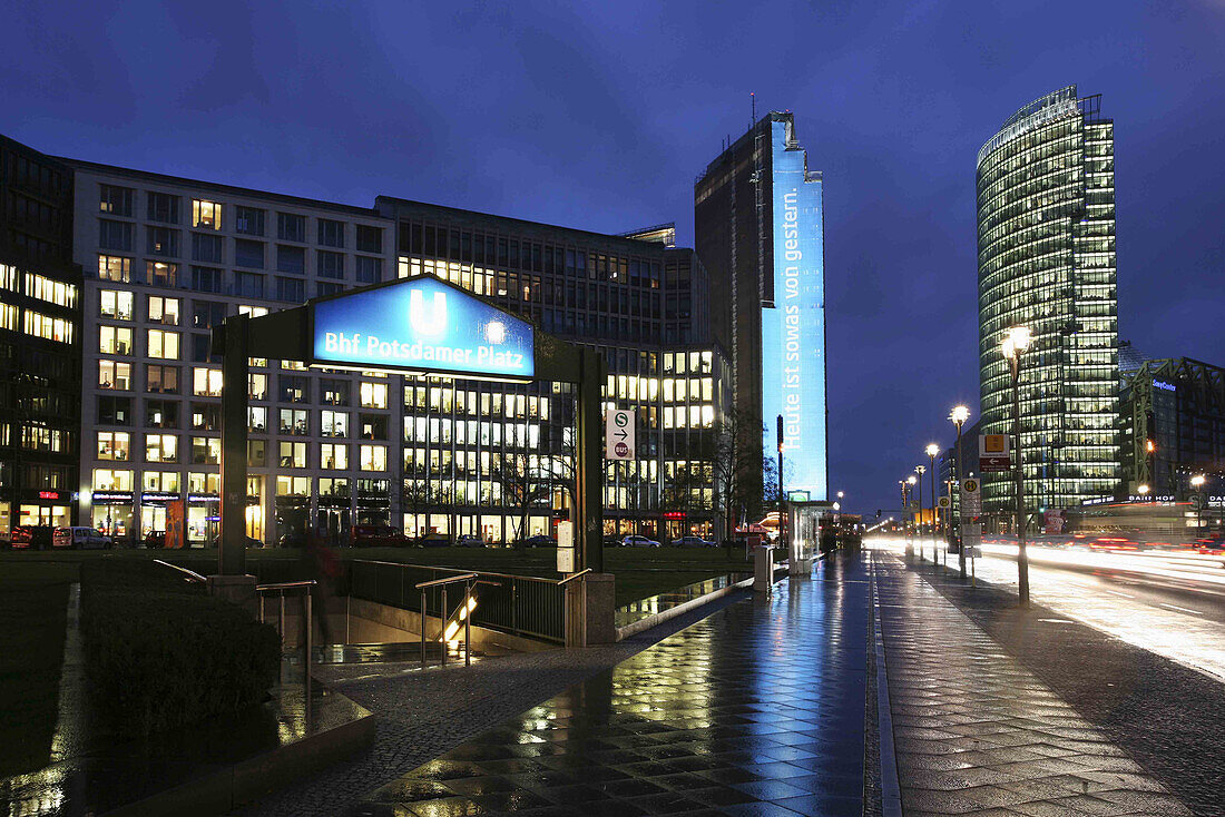 Potsdamer Platz bei Nacht, Berlin, Deutschland