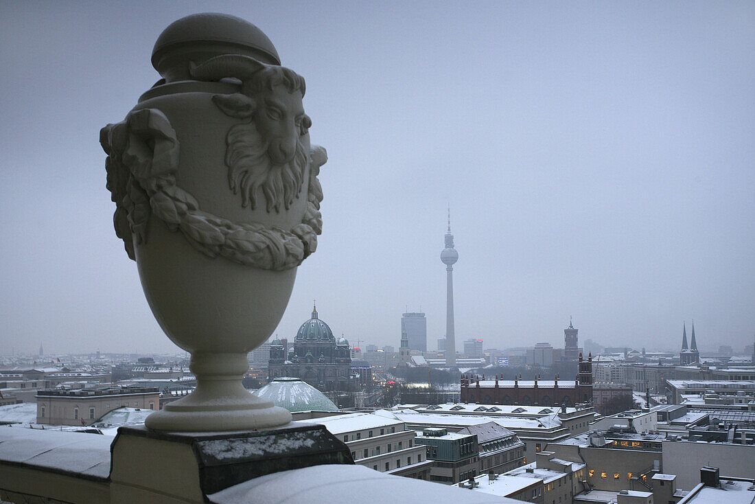 Blick über Berlin-Mitte mit Dom, Fernsehturm und Friedrichwerderscher Kirche, Mitte, Berlin, Deutschland