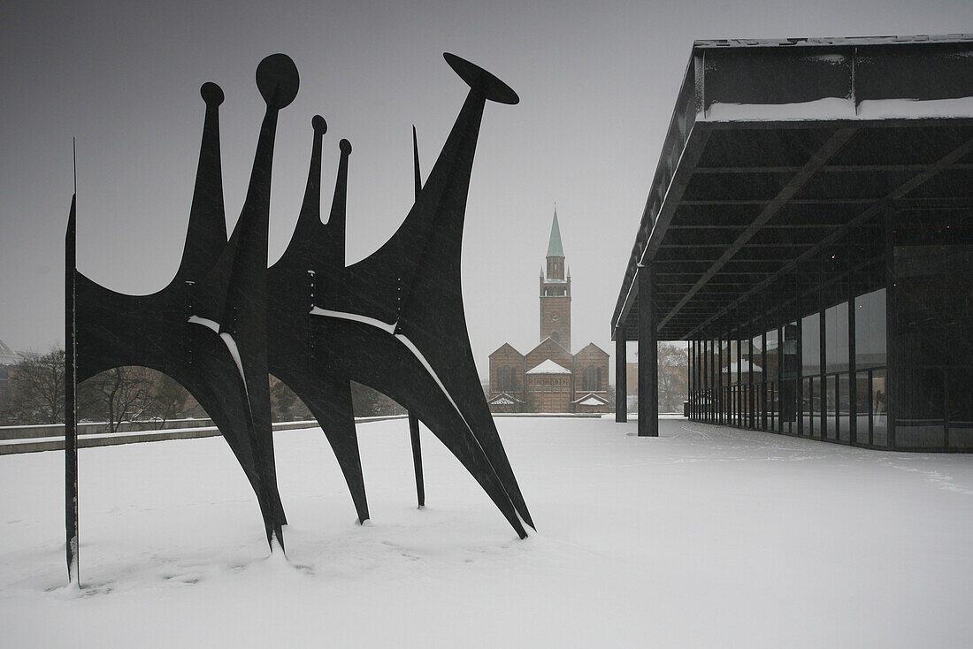 Têtes et Queue, Stahlplastik von Alexander Calder, St.-Matthäus-Kirche, Neue Nationalgalerie von Mies van der Rohe, Kulturforum, Berlin, Deutschland