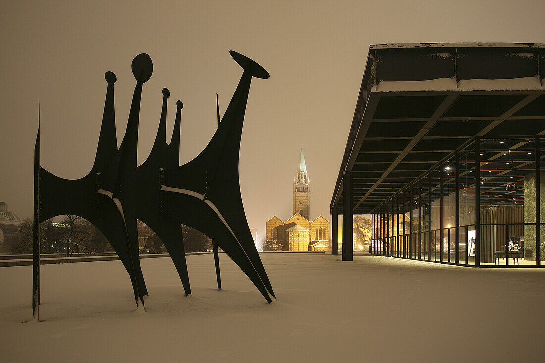 Têtes et Queue, Stahlplastik von Alexander Calder, St. Matthäus Kirche, Neue Nationalgalerie von Mies van der Rohe, Kulturforum, Berlin, Deutschland