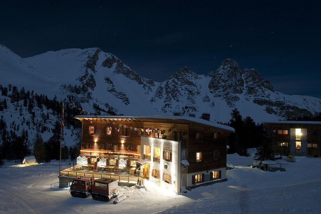 Faneshütte bei Nacht, Antonispitze und Eisengabelspitze im Hintergrund, Dolomiten, Trentino-Südtirol, Italien