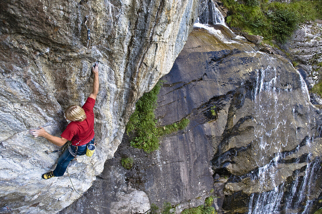 Mann klettert an Granitwand, Stubaital, Tirol, Österreich