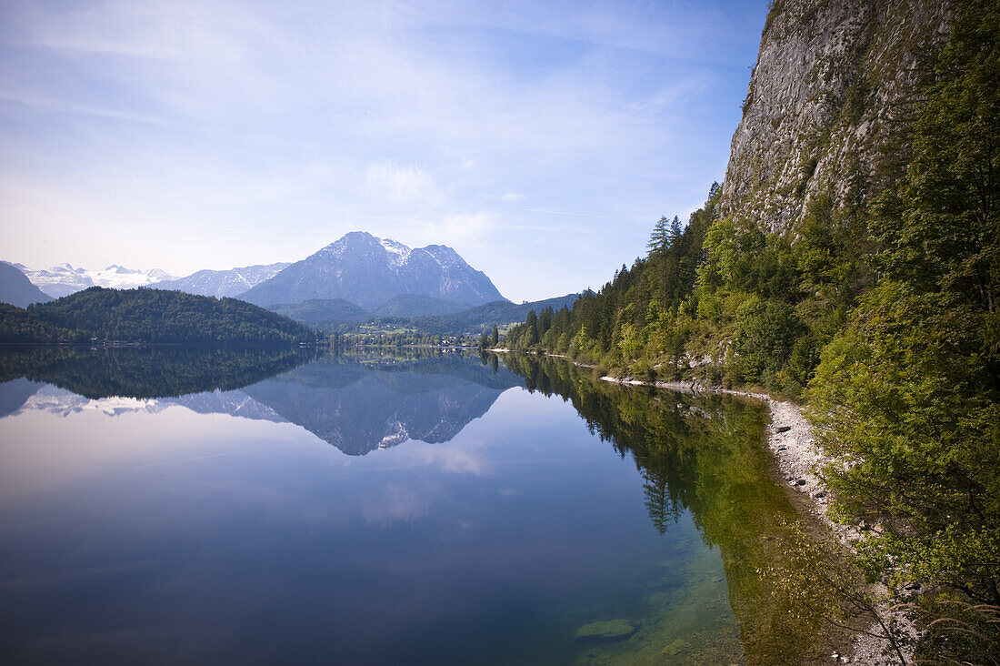 Blick über Altausseer See zum Dachsteingletscher im Herbst, Steiermark, Österreich