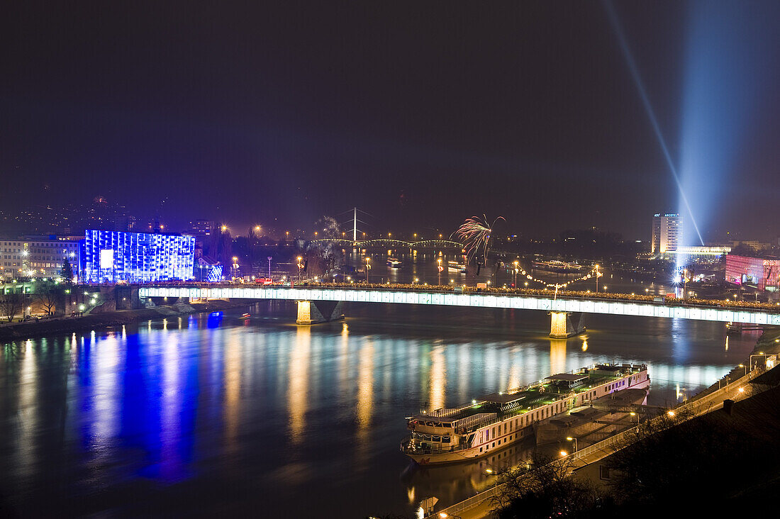 Blick über die Donau auf Feuerwerk, Linz, Oberösterreich, Österreich