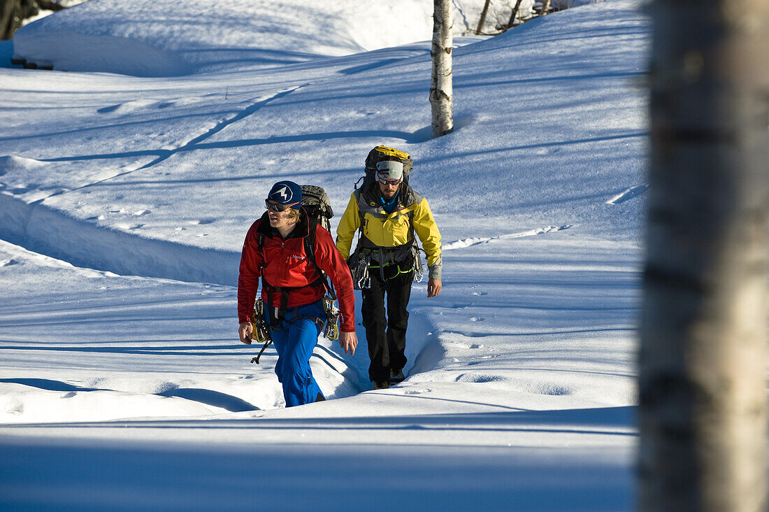 Zwe Männer wandern durch tiefen Schnee, Norwegen