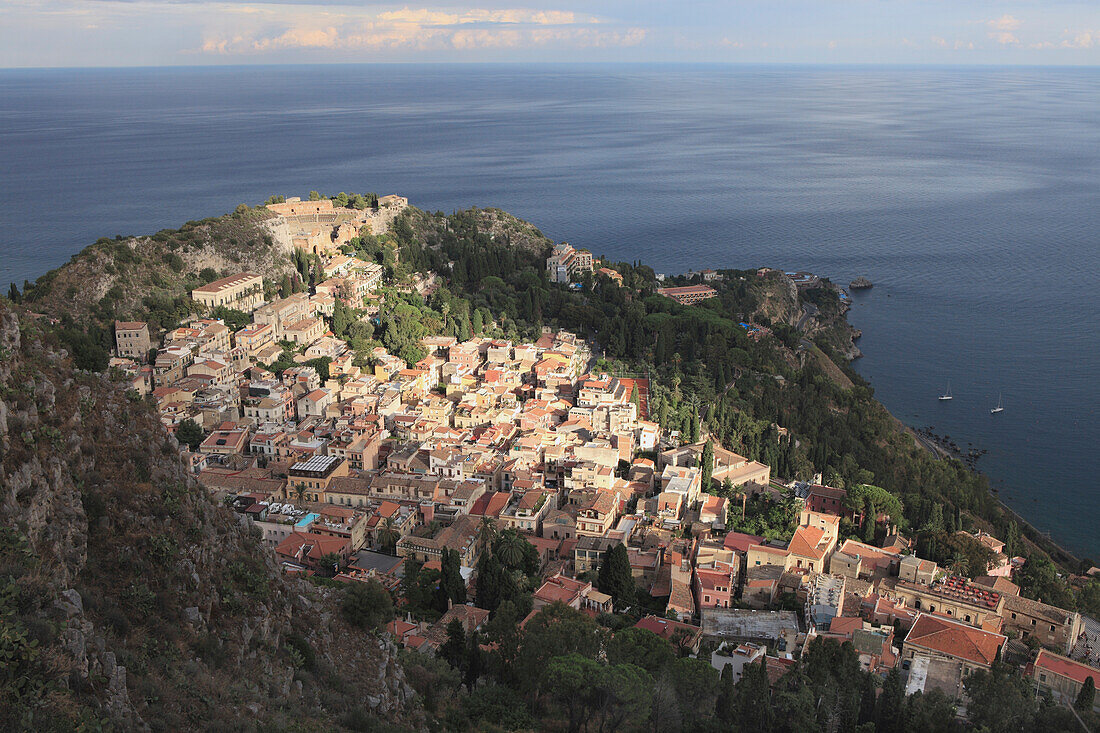 Blick von oben auf Taormina, Provinz Messina, Sizilien, Italien, Europa