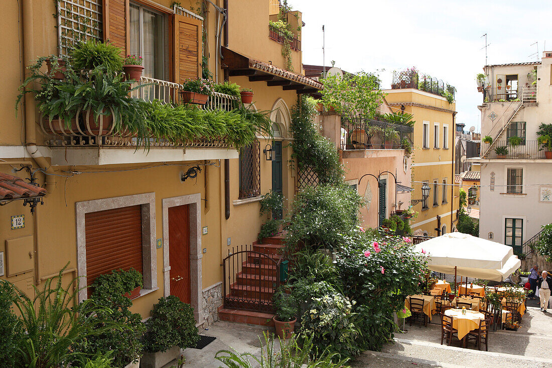 Sonnige Gasse mit Restaurant in Taormina, Provinz Messina, Sizilien, Italien, Europa