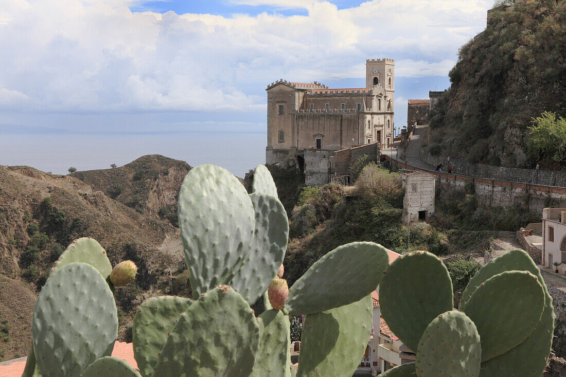 Kirche San Nicolò im Dorf Savoca unter Wolkenhimmel, Provinz Messina, Sizilien, Italien, Europa