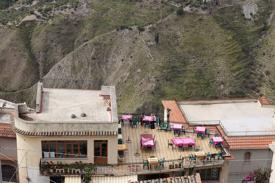 Blick von oben auf Restaurant in Castelmola, Provinz Messina, Sizilien, Italien, Europa