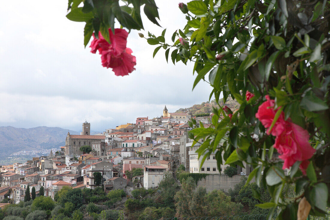 Bergdorf Siculo unter Wolkenhimmel, Provinz Messina, Sizilien, Italien, Europa