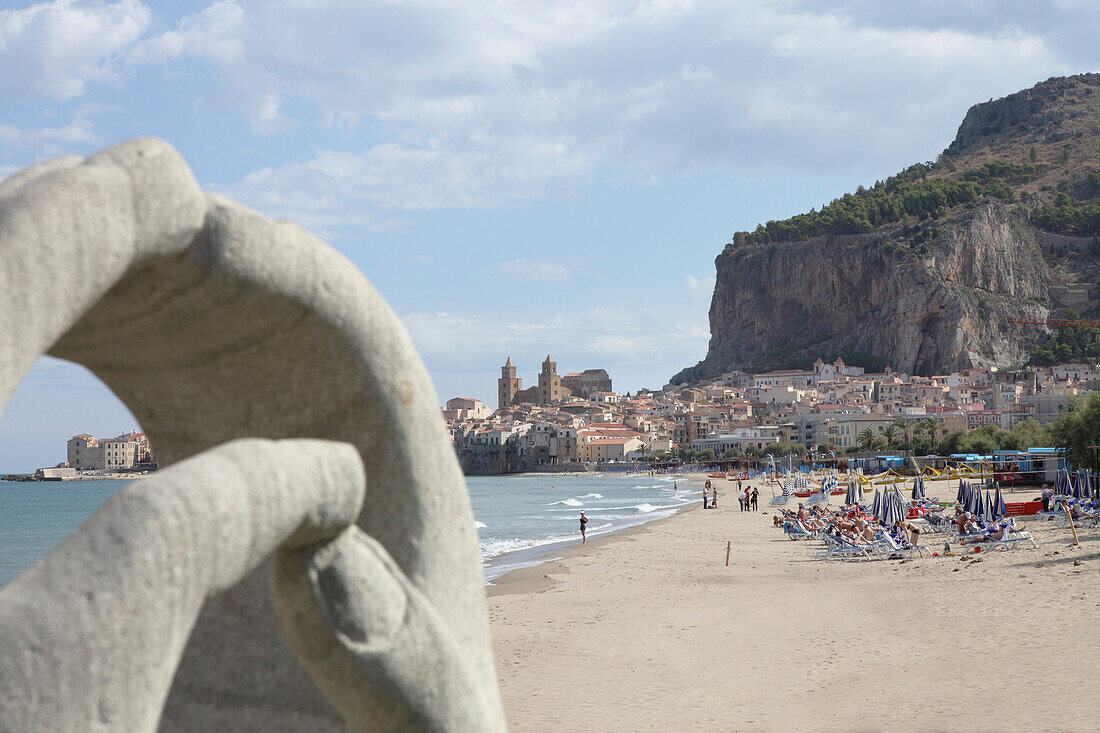 Menschen am Strand von Cefalù mit dem Felsen Rocca di Cefalù, Provinz Palermo, Sizilien, Italien, Europa