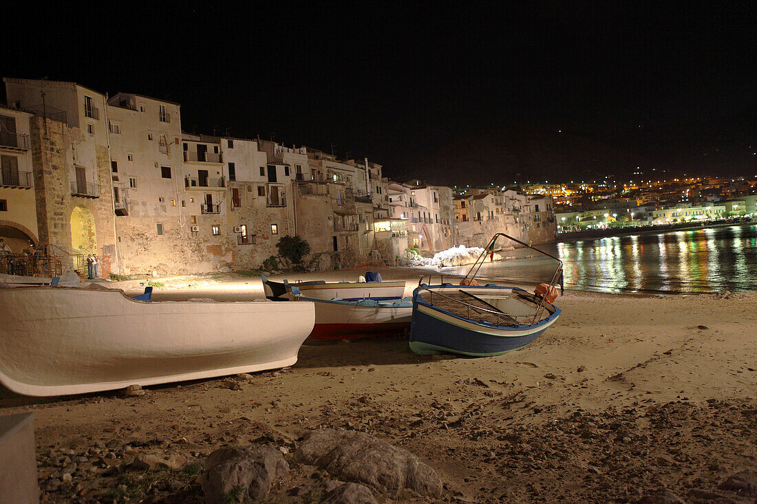 Strand von Cefalu mit Booten bei Nacht, Provinz Palermo, Sizilien, Italien, Europa