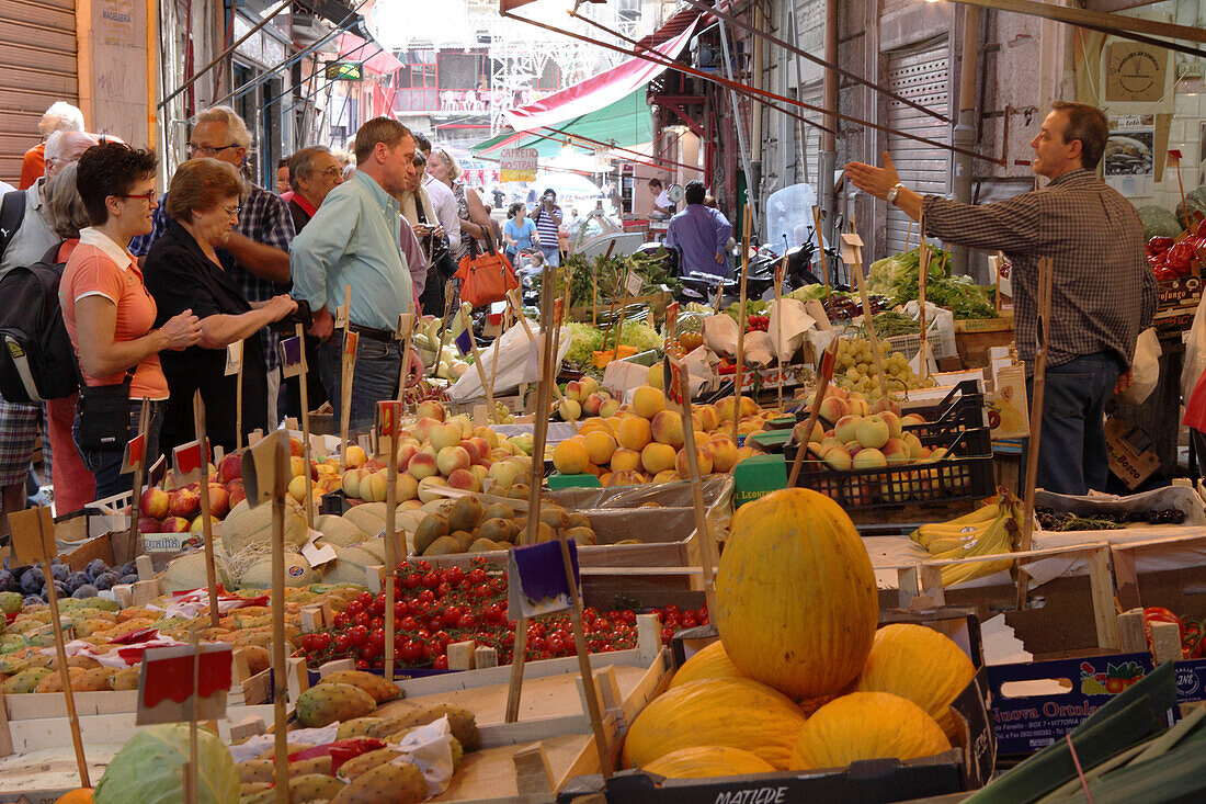 Menschen auf dem Markt in Palermo, Provinz Palermo, Sizilien, Italien, Europa