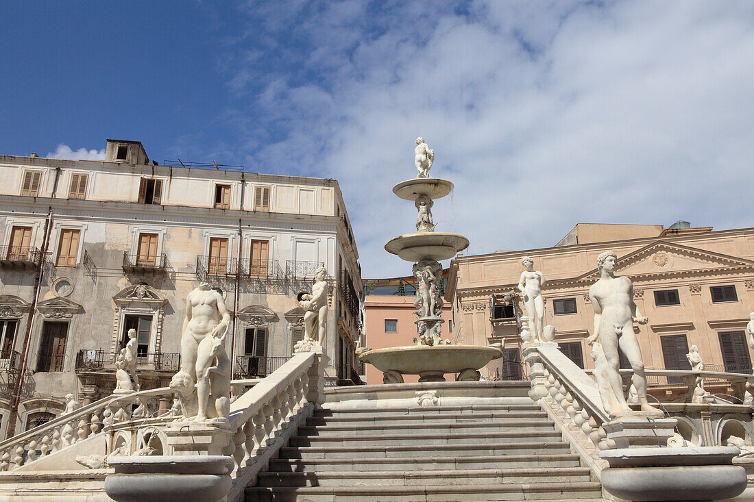 Brunnen auf der Piazza Fontana Pretoria in Palermo, Provinz Palermo, Sizilien, Italien, Europa