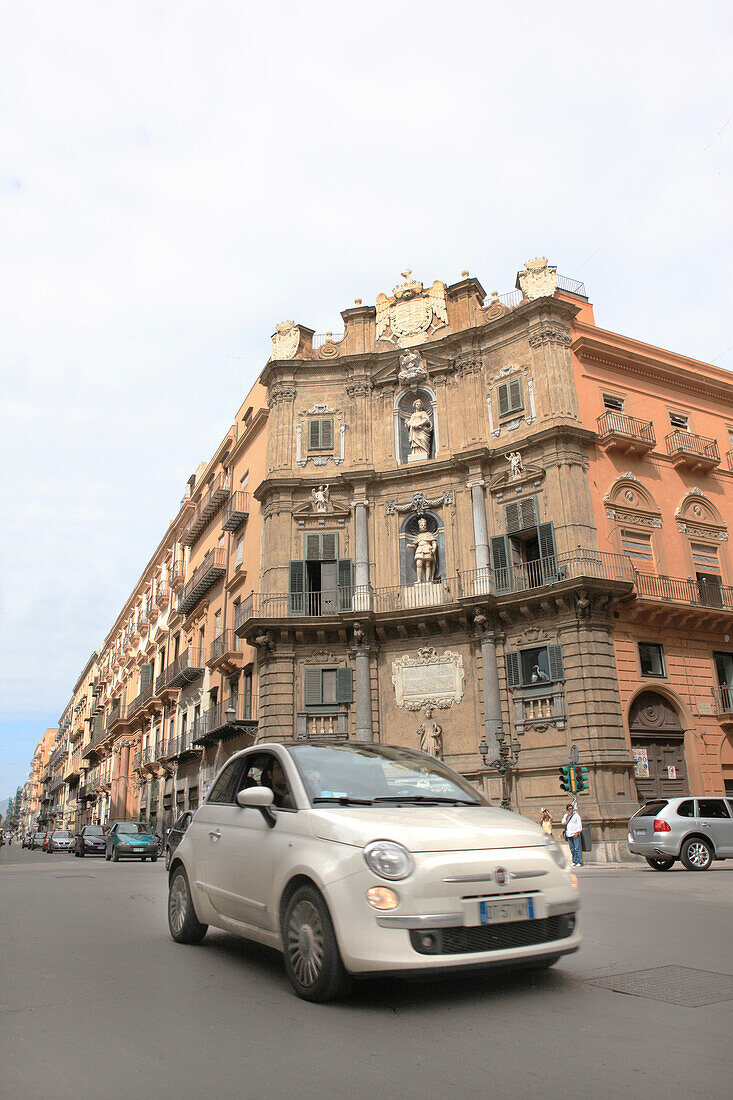 Fiat 500 auf der Piazza Vigliena auch genannt Quattro Canti di città, Palermo, Provinz Palermo, Sizilien, Italien, Europa