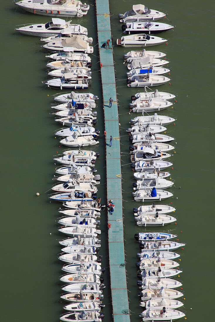 Boote an der Anlegestelle, Jachthafen von Castellammare del Golfo, Tyrrhenhisches Meer, Provinz Trapani, Sizilien, Italien, Europa