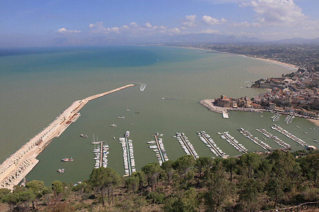 Blick auf die Stadt Castellammare del Golfo mit Hafen, Tyrrhenhisches Meer, Provinz Trapani, Sizilien, Italien, Europa