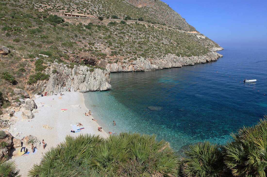 Menschen am Strand in einer Bucht, Naturreservat Zingaro, Provinz Trapani, Sizilien, Italien, Europa