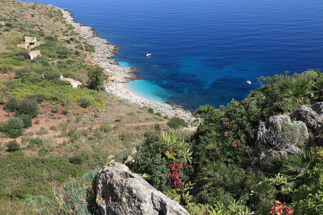 Blick auf Küste und Strand im Sonnenlicht, Naturreservat Zingaro, Provinz Trapani, Sizilien, Italien, Europa