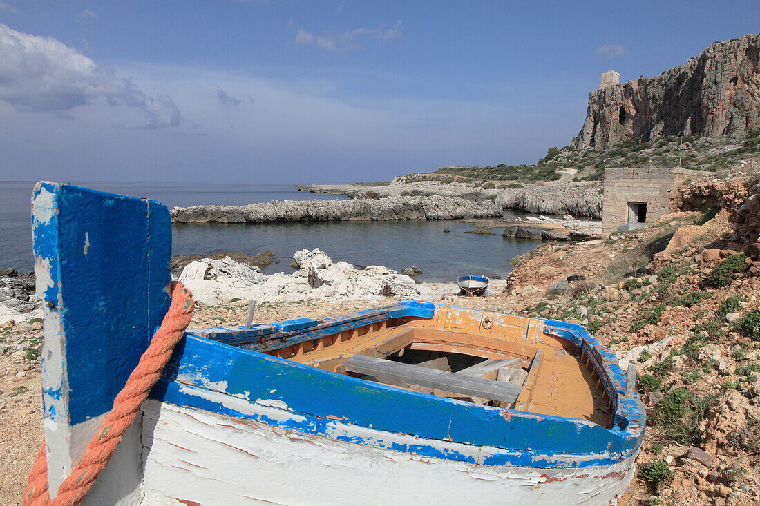 Ruderboot an der Küste bei San Vito lo Capo, Provinz Trapani, Sizilien, Italien, Europa