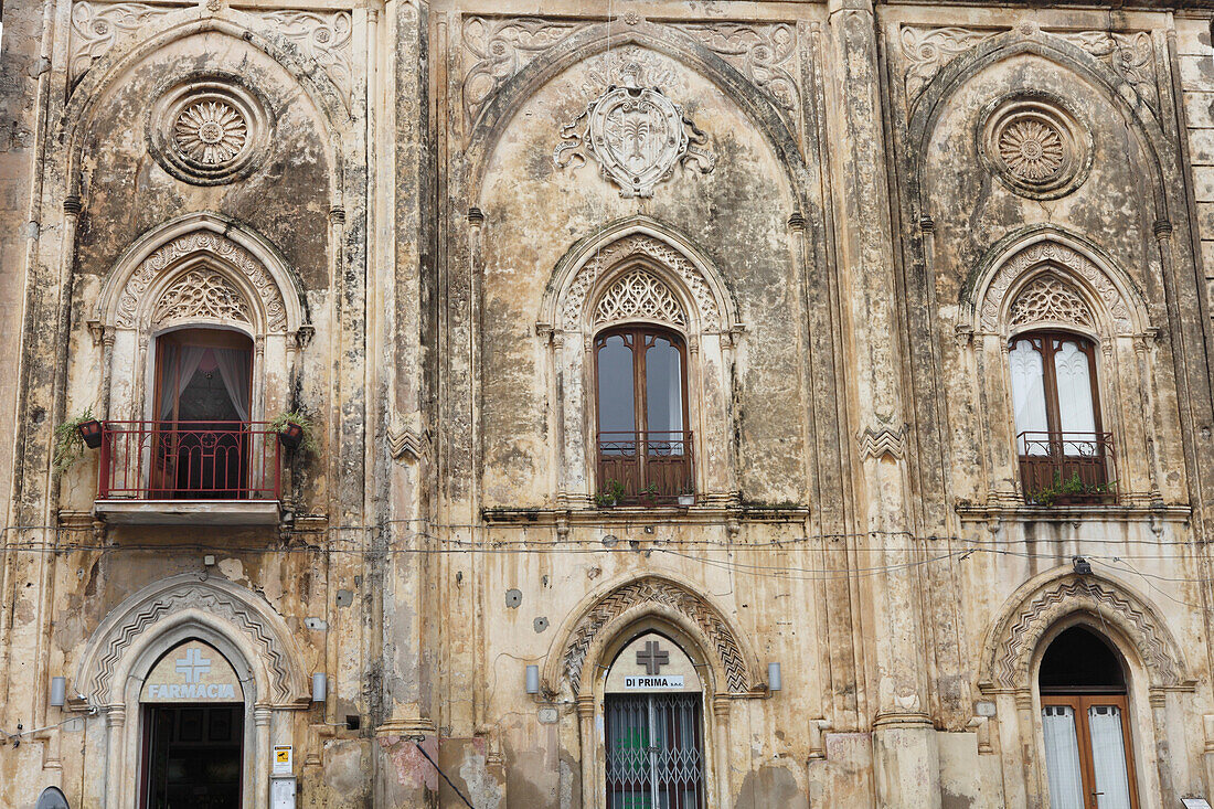 Fassade eines Palazzo in Sciacca, Provinz Agrigento, Sizilien, Italien, Europa