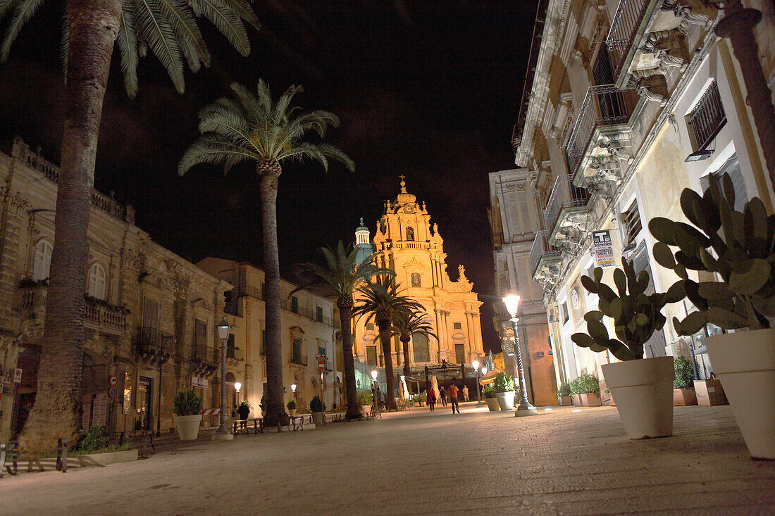 Die beleuchtete Kirche San Giorgio bei Nacht, Ragusa Ibla, Provinz Ragusa, Sizilien, Italien, Europa