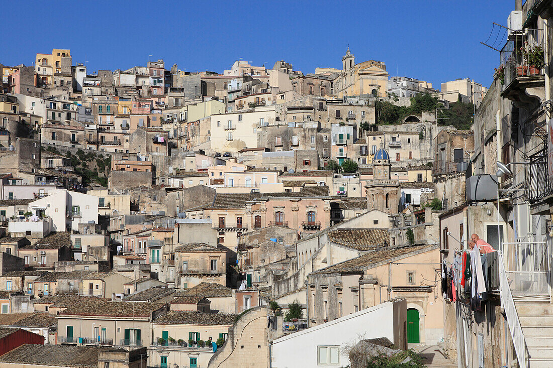 Blick auf das barocke Ragusa Ibla im Sonnenlicht, Provinz Ragusa, Sizilien, Italien, Europa