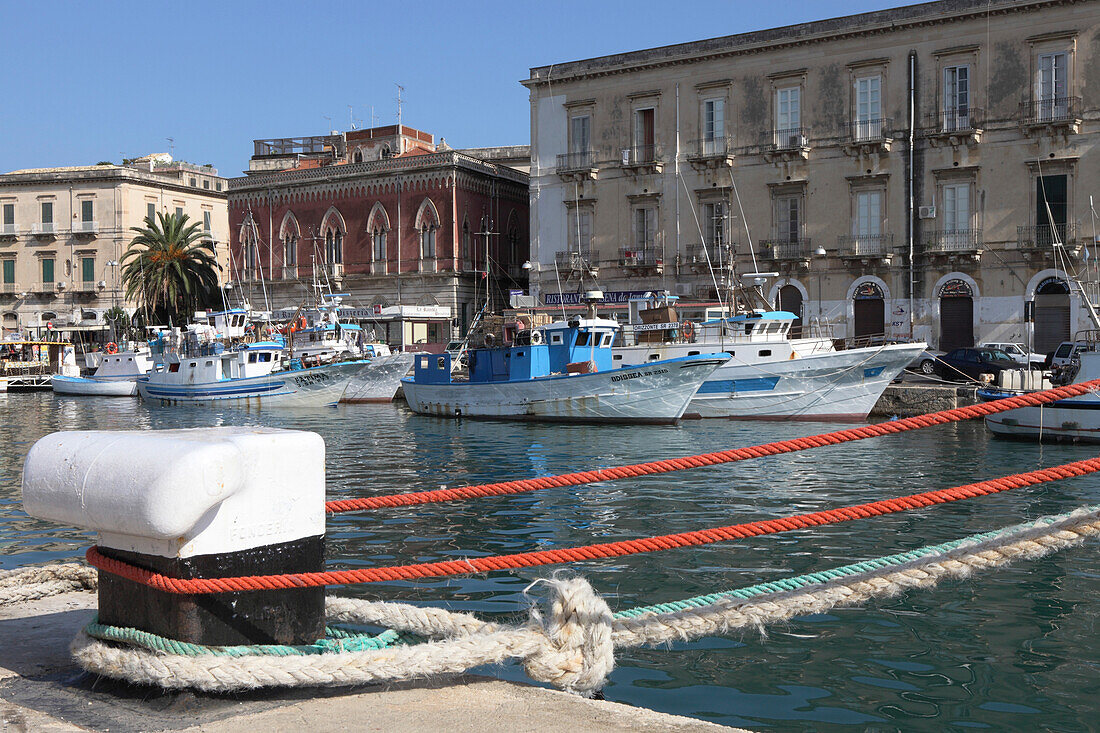 Boote im Hafen von Syrakus, Unesco Weltkulturerbe, Provinz Syrakus, Sizilien, Italien, Europa