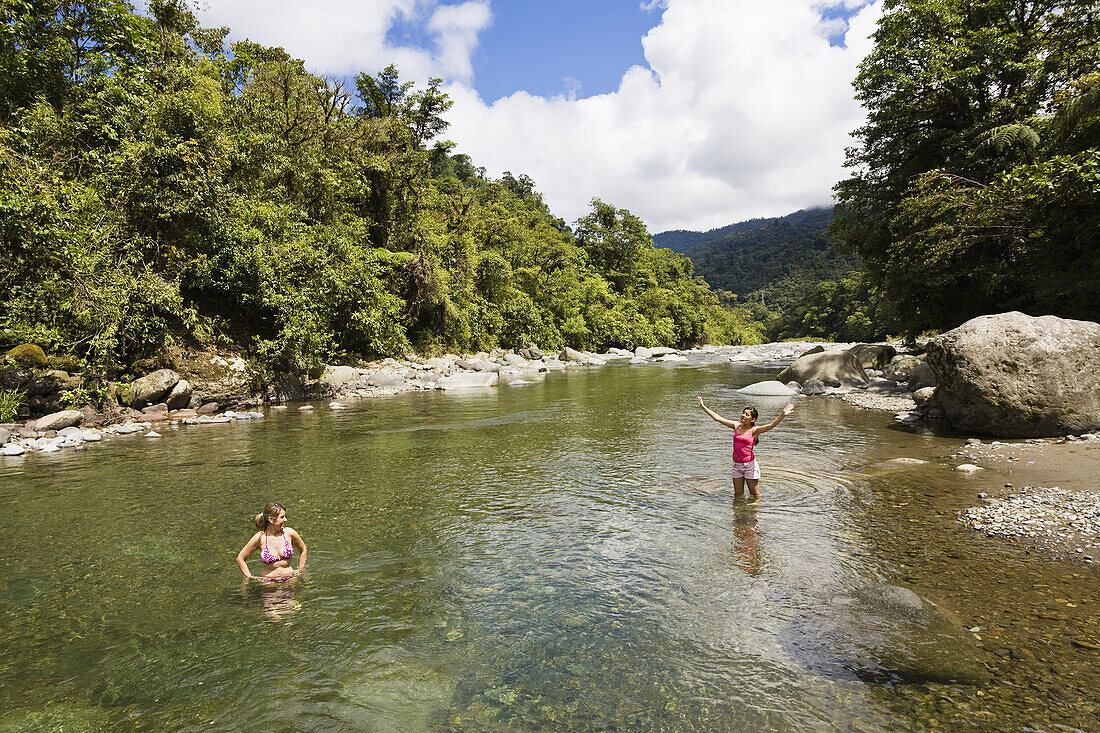 Touristen am Rio Orosi, Regenwald, Tapanti Nationalpark, Costa Rica