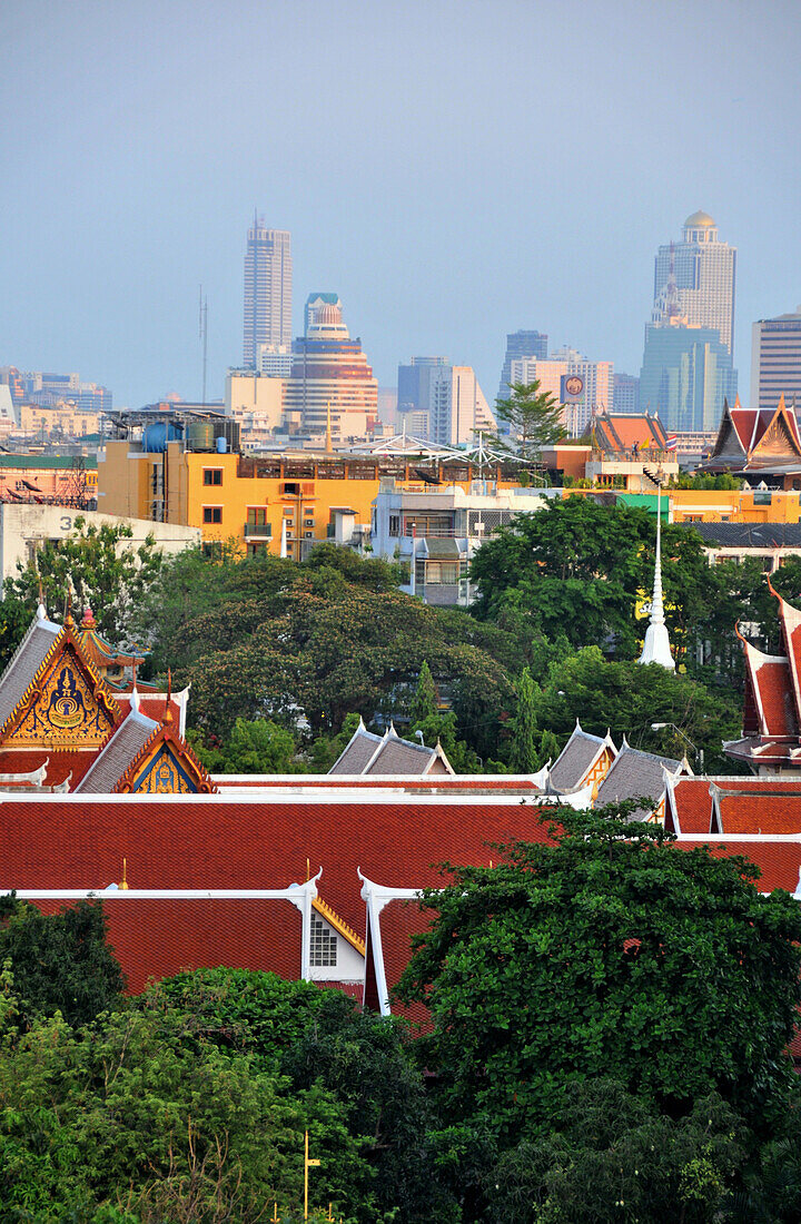 Blick auf Dächer und Hochhäuser von Bangkok, Thailand, Asien