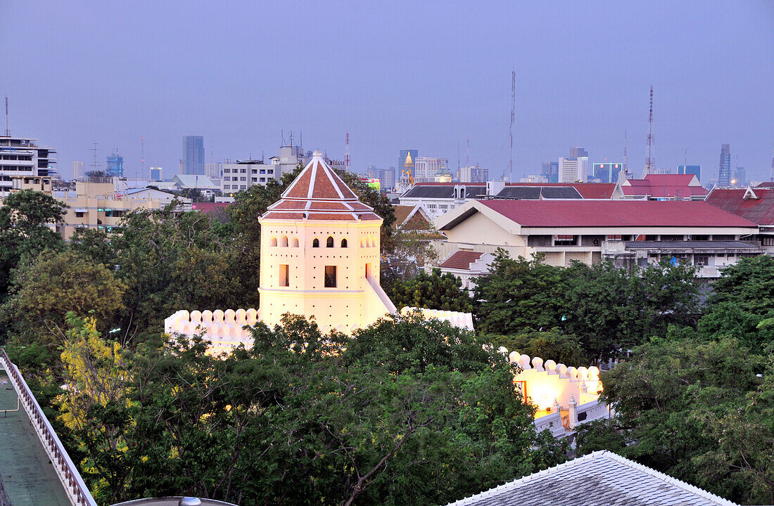Blick auf den Suan Santchai Prakarn, altes Fort in einem Park am Abend, Bangkok, Thailand, Asien
