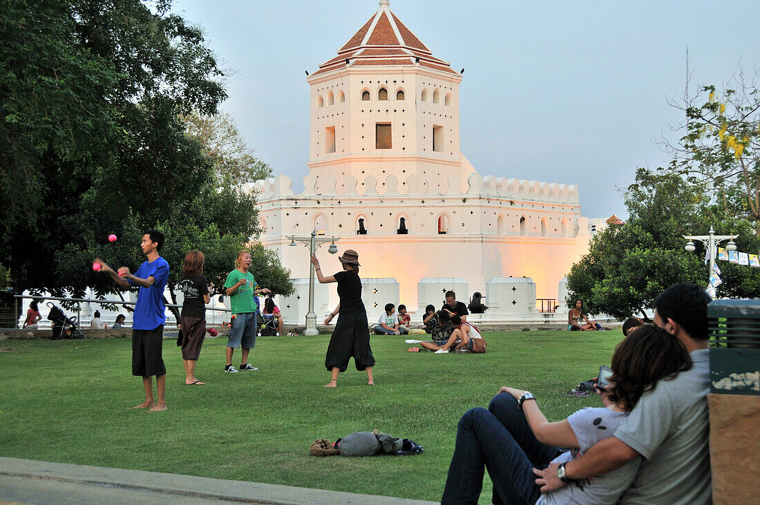 Menschen am Suan Santchai Prakarn, altes Fort in einem Park, Bangkok, Thailand, Asien