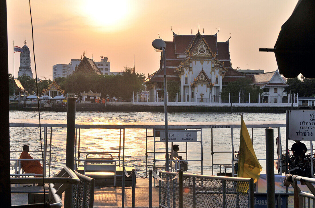 Menschen am Menam Chao Fluß bei Sonnenaufgang, Bangkok, Thailand, Asien