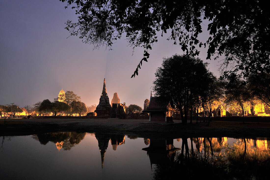 Wat Mahathat und Raj Burana am Abend, alte Königsstadt Ayutthaya, Thailand, Asien