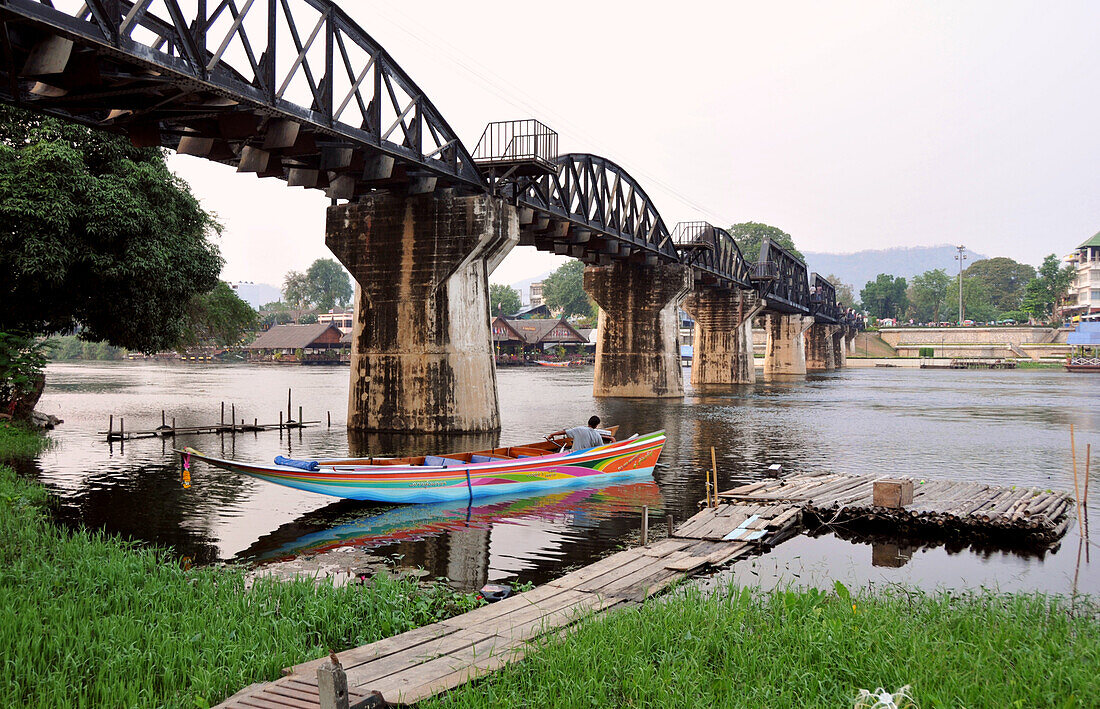 Boot an der Brücke am Fluss Kwai, Kanchanaburi, Thailand, Asien