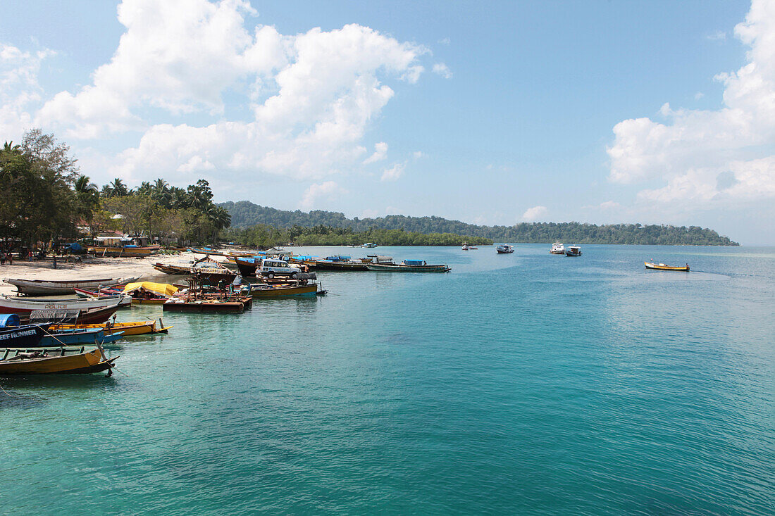 Hafen mit Booten am Dorf 1, Havelock Island, Andamanen, Indien