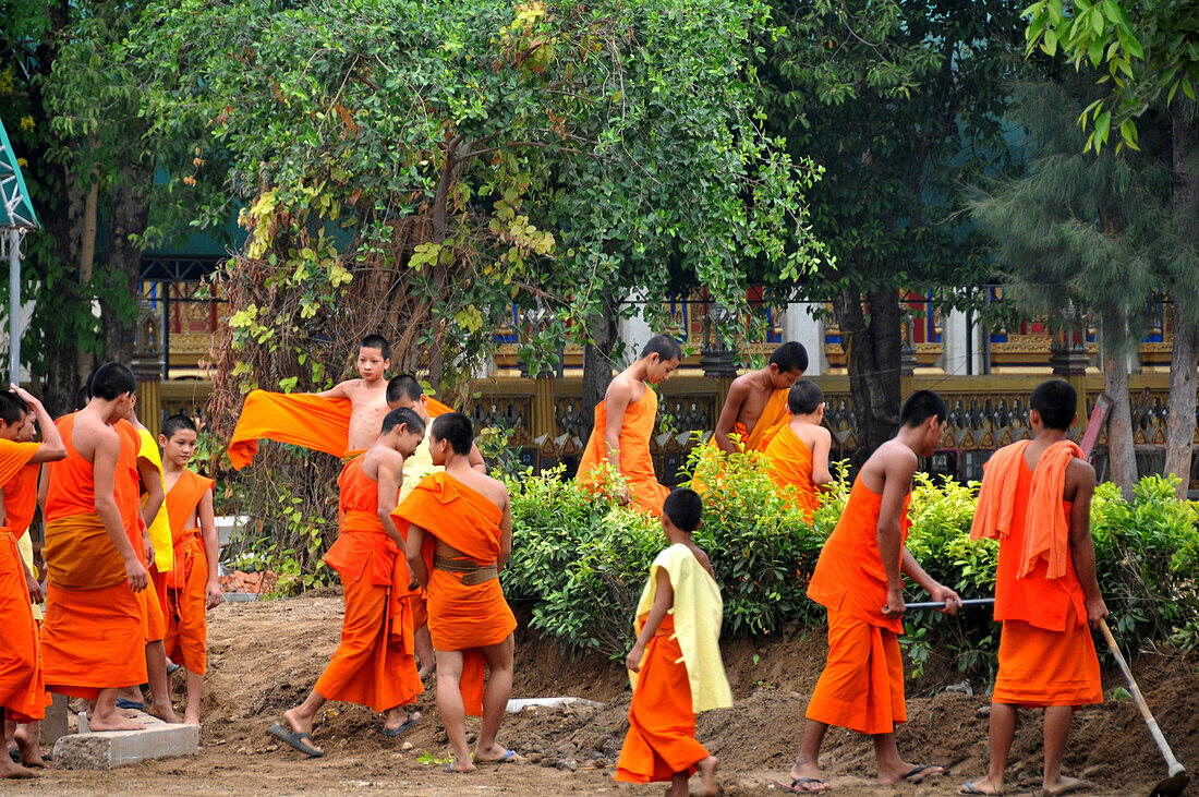 Junge Mönche am Wat Thavron Wararam Tempel in Kanchanaburi, Thailand, Asien
