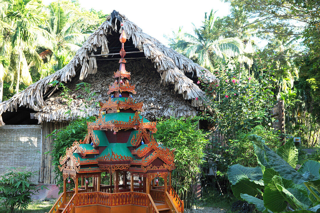 Kleiner Hindutempel im Wild Orchid Restaurant in Dorf 5, Havelock Island, Andamanen, Indien
