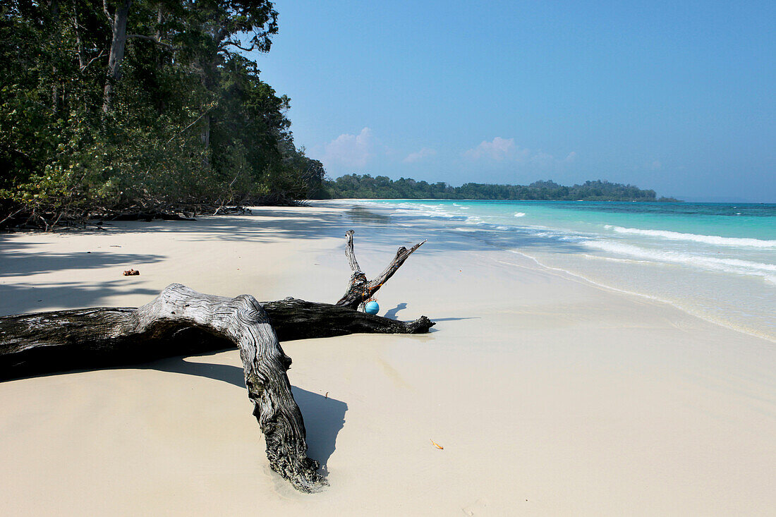 Blick über den menschenleeren Strand in der Merk Bay, North Passage Island, Middle Andaman, Andamanen, Indien