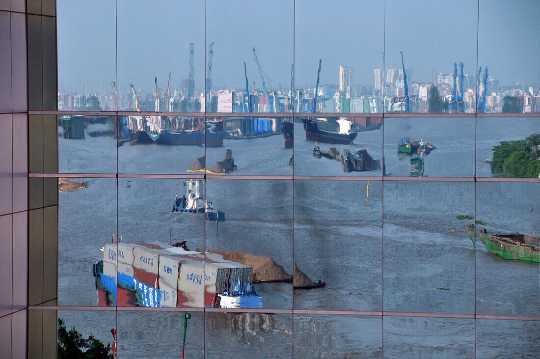 Spiegelung des Saigon River, Blick über Saigon, Ho Chi Minh-City, Vietnam