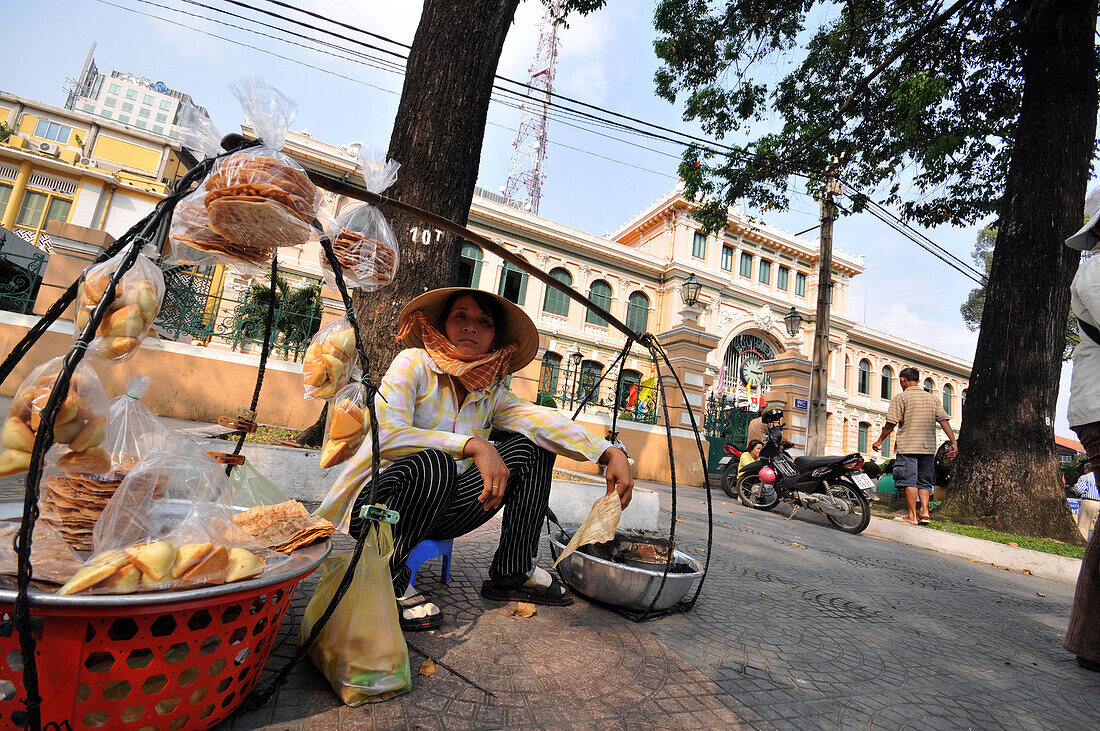 Verkäuferin vor dem Hauptpostamt, Main Post Office, Saigon, Ho Chi Minh City, Vietnam
