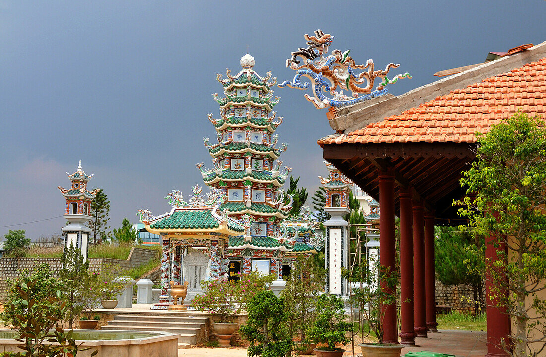 Lin Son Pagoda, Da Lat in the southern mountains, Vietnam