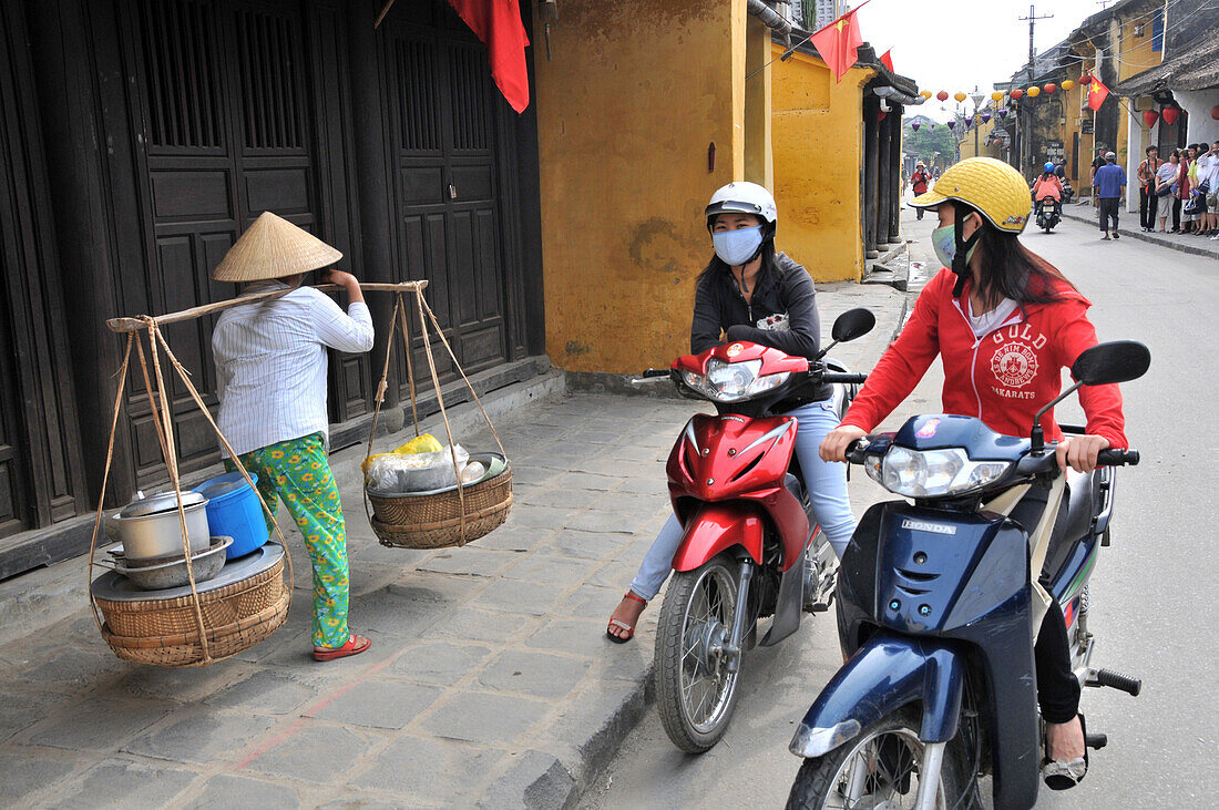 Frau trägt Kochtöpfe, Leben in der Stadt, Hoi An bei Da Nang, Vietnam