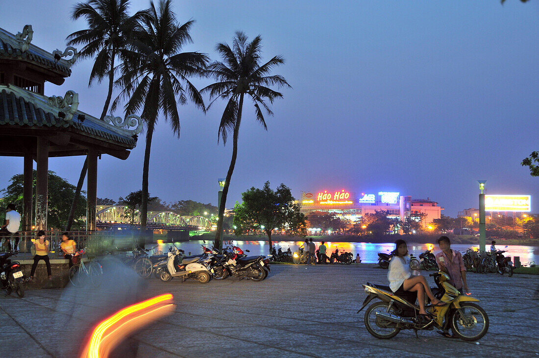 Am Fluß der Wohlgerüche, Parfüm Fluss im Abendlicht, Huong Giang, Hue, Vietnam