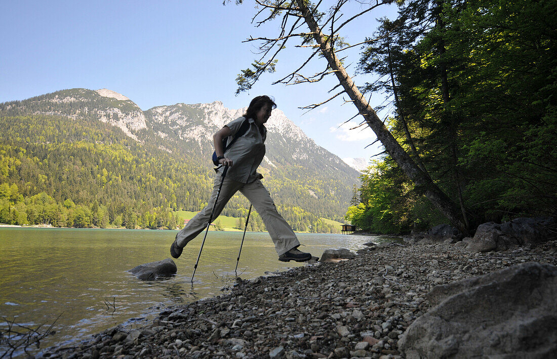 Wanderer am Hintersteiner See über Scheffau am Wilden Kaiser, Tirol, Österreich